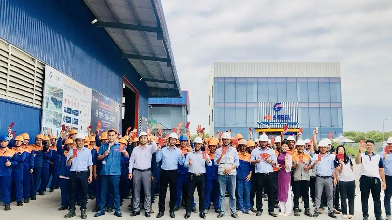 Lãnh đạo Công ty GB Steel chụp ảnh lưu niệm đầu Xuân với tập thể CB-CNV nhà máy
