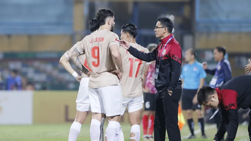HLV Kiatisak đã có trận ra mắt thành công cùng CAHN. Ảnh: MINH HOÀNG