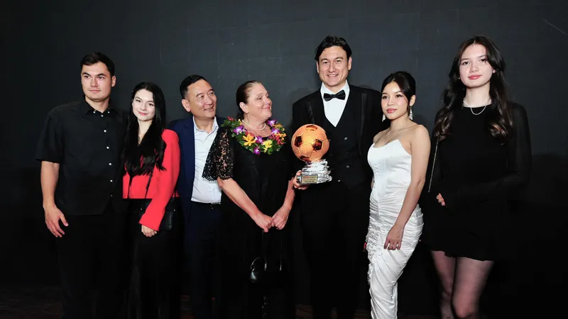 Thủ môn Đặng Văn Lâm bên gia đình trong đêm Gala trao giải. 