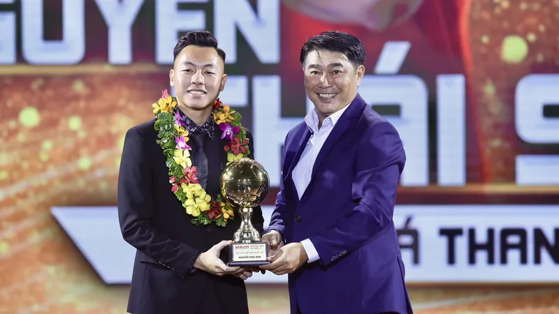 HLV Trần Minh Chiến trao giải thưởng Cầu thủ trẻ xuất sắc năm 2023 cho Nguyễn Thái Sơn