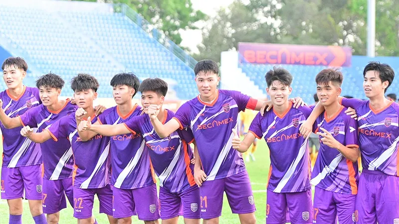 Niềm vui sau bàn thắng mở tỷ số của U19 B.Bình Dương