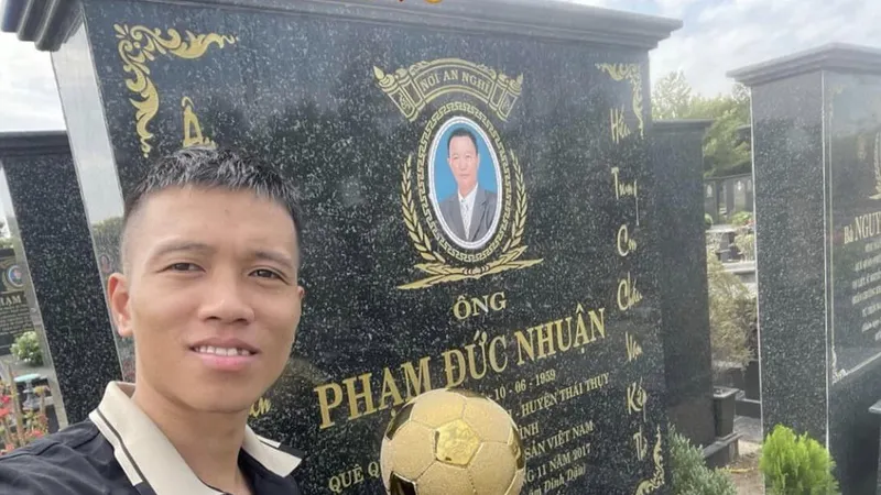 Phạm Đức Hòa bên mộ phần của người cha đã khuất