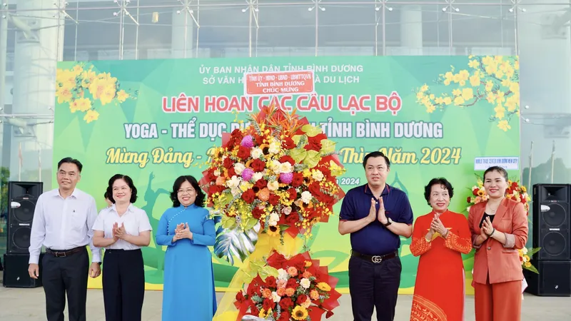 Lãnh đạo tỉnh Bình Dương tặng hoa chúc mừng Ban tổ chức Liên hoan