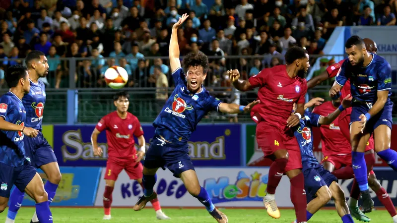 HA.GL và Khánh Hòa níu chân nhau ở khu vực cuối bảng sau trận hòa 0-0 trên sân Nha Trang. Ảnh: DŨNG PHƯƠNG
