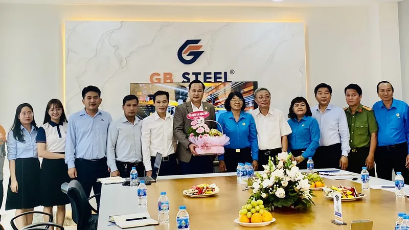 Lãnh đạo LĐLĐ tỉnh tặng hoa chúc mừng GB STEEL