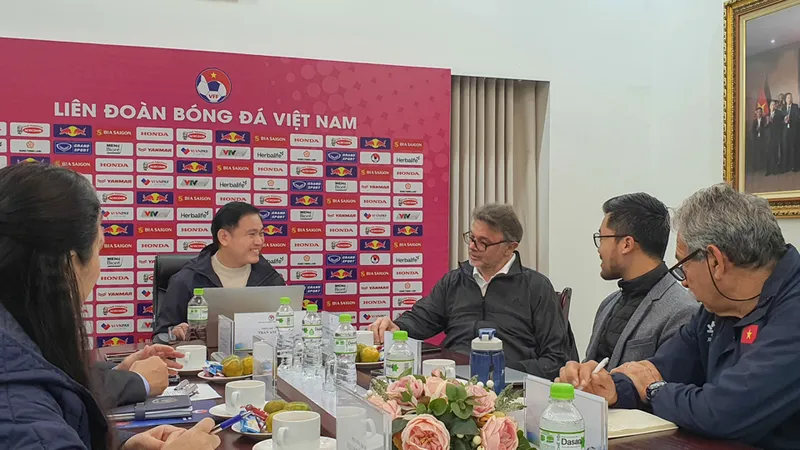 Phó Chủ tịch VFF Trần Anh Tú trao đổi cùng HLV Troussier tại buổi họp vào ngày 1-3
