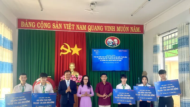 Đ/c Quách Công Ban (áo đỏ) – Phó Trưởng Ban Dân tộc tỉnh Đắk Nông cùng cô Đỗ Thị Là – Phó Hiệu trưởng Trường THPT Chuyên Nguyễn Chí Thanh và thầy Nguyễn Hoài Phong – Trưởng Phòng Tuyển sinh EIU trao 10 suất học bổng cho học sinh