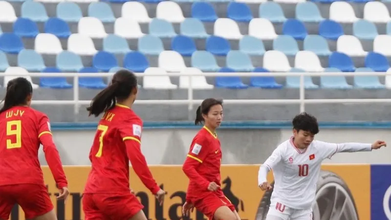 Ngọc Minh Chuyên đi bóng trước sự bám sát của các hậu vệ đội U20 nữ Trung Quốc