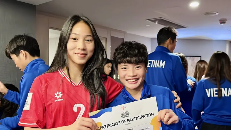 Các thành viên U20 nữ Việt Nam nhận chứng nhận tham dự giải đấu của AFC.