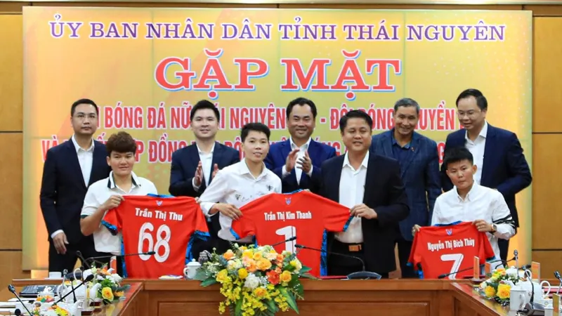 Các cầu thủ Kim Thanh, Bích Thùy và Trần Thị Thu tại buổi lễ ra mắt cùng CLB Thái Nguyên T&T