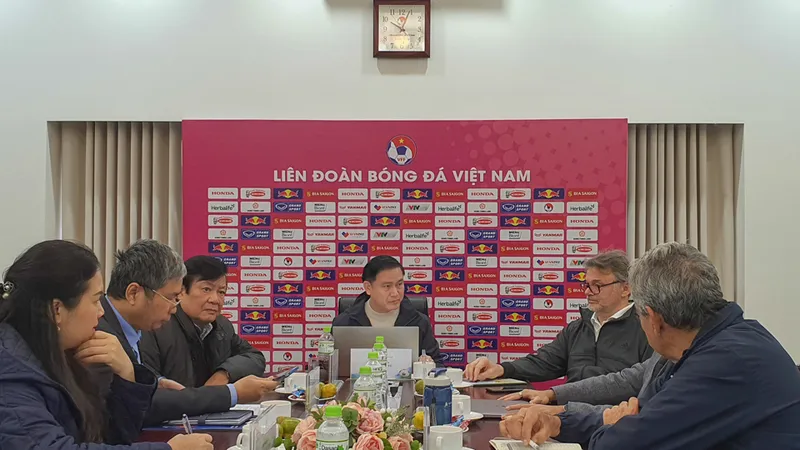 Lãnh đạo VFF trong buổi họp cùng với Ban huấn luyện đội tuyển Việt Nam mới đây