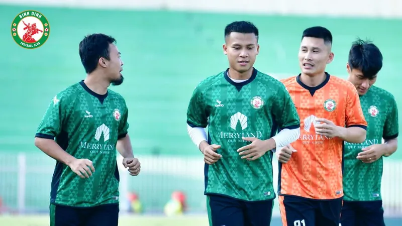 Thanh Thịnh (số 6) và Ngọc Bảo (17) đang trong "tầm ngắm" của Nam Định. 
