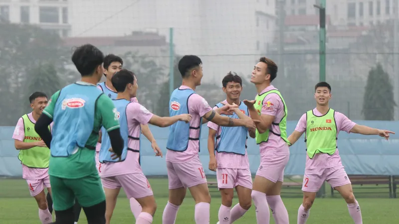 Vết thương trên mặt của Bùi Hoàng Việt Anh đã bình phục tốt và có thể ra sân ở trận lượt đi