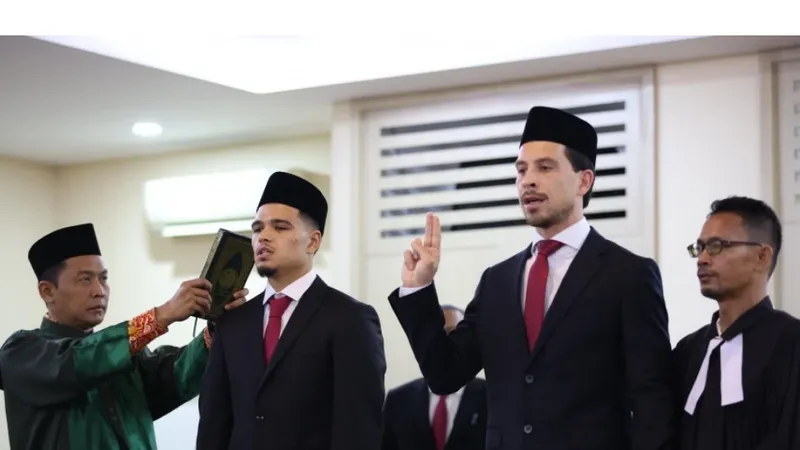 Thom Haye và Ragnar Oratmangoen trong nghi thức nhập tịch Indonesia vào khuya 18-9. Ảnh: PSSI