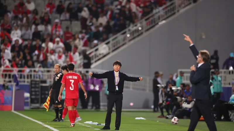 Cuộc so tài giữa HLV Troussier và Shin Tae-yong tại Asian Cup 2023 vừa qua