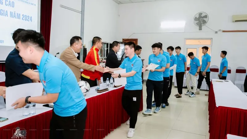 Ban tổ chức trao giấy chứng nhận hoàn tất lớp học cho các trọng tài tham dự