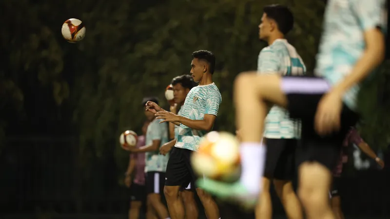 Đội tuyển Indonesia trong buổi tập vào tối 23-3