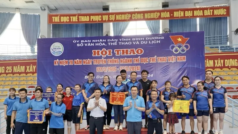 Lãnh đạo Sở VH-TT-DL tỉnh Bình Dương trao thưởng cho các VĐV đoạt giải