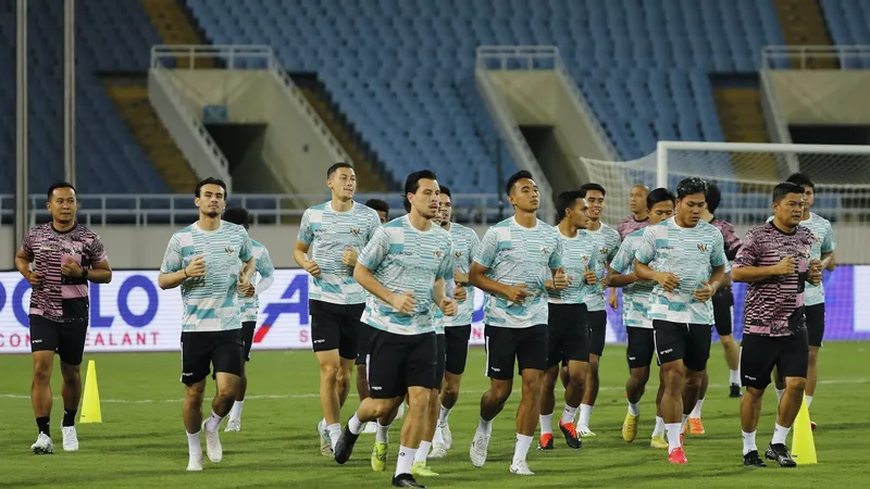 Indonesia tập nhẹ trên sân Mỹ Đình tối 25-3. Ảnh: MINH HOÀNG