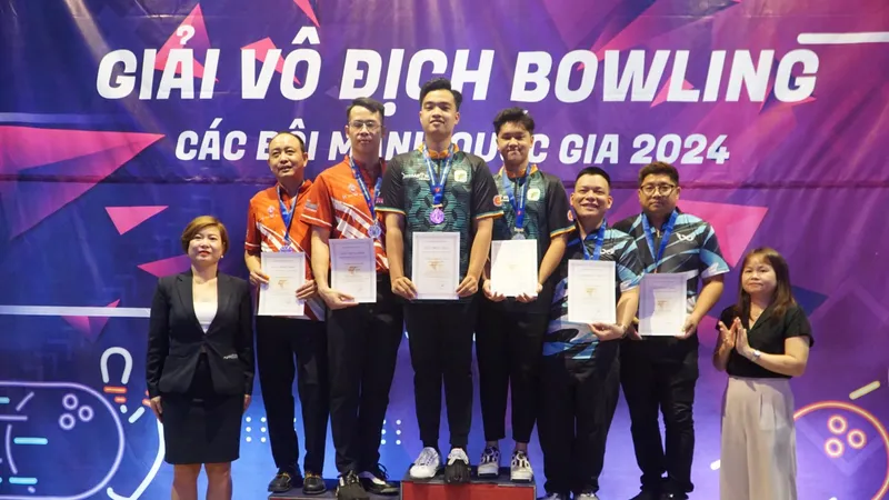 Gia Đăng (bên trái) và Hoàng Khôi vô địch đôi nam