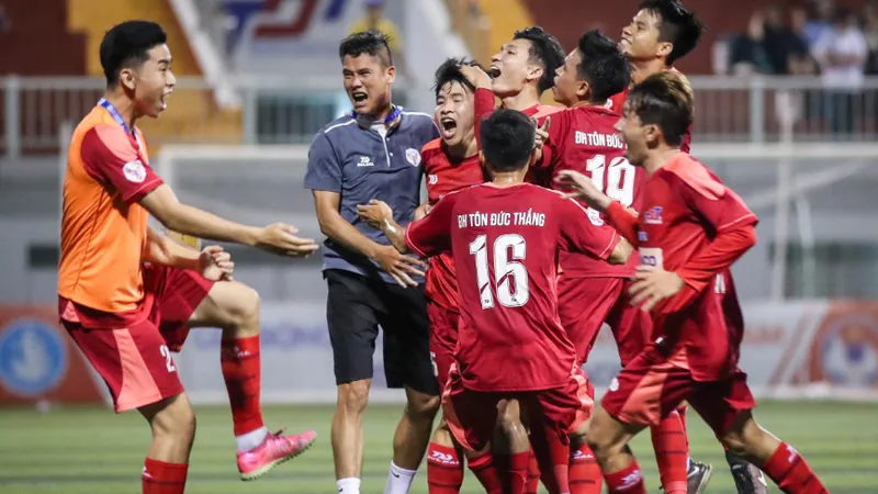 Niềm vui của trường ĐH Tôn Dức Thắng sau khi vượt qua CĐ Kỹ thuật Công nghệ Nha Trang ở loạt sút luân lưu 11m.