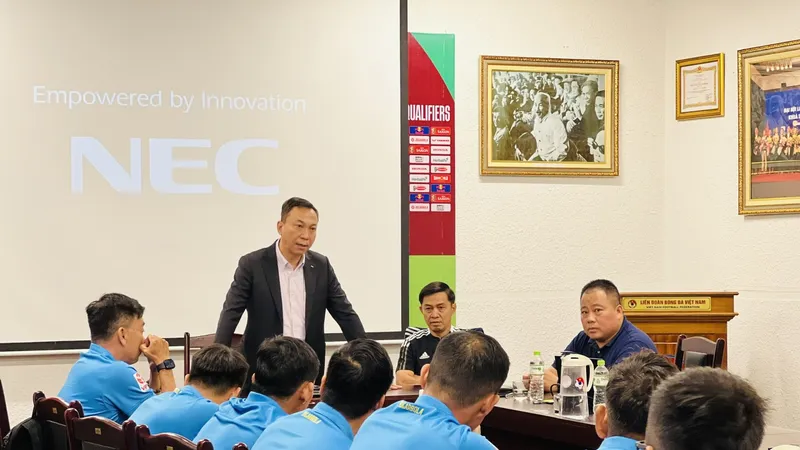 Chủ tịch VFF, ông Trần Quốc Tuấn chia sẻ tại buổi tập huấn