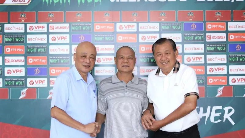 Ông Nguyễn Hồng Sơn, Trưởng phòng tổ chức thi đấu VPF và ông Đặng Trần Chỉnh, TGĐ Công ty CP CLB Becamex Bình Dương tại buổi thăm hỏi và tặng quà đến cựu tuyển thủ Trần Tấn Thông vào sáng 4-4