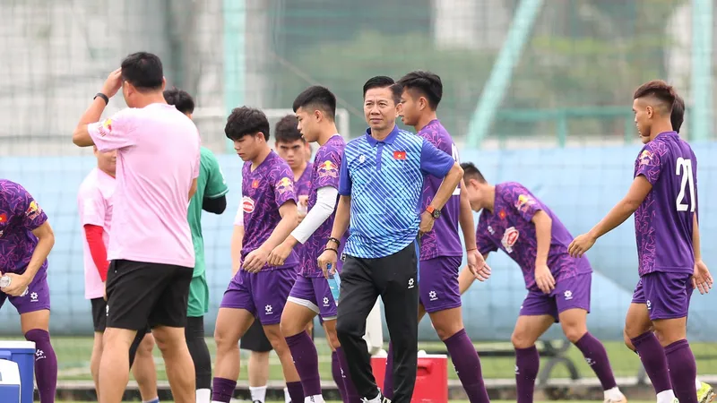 Thầy trò đội tuyển U23 Việt Nam trên sân tập sáng 6-4