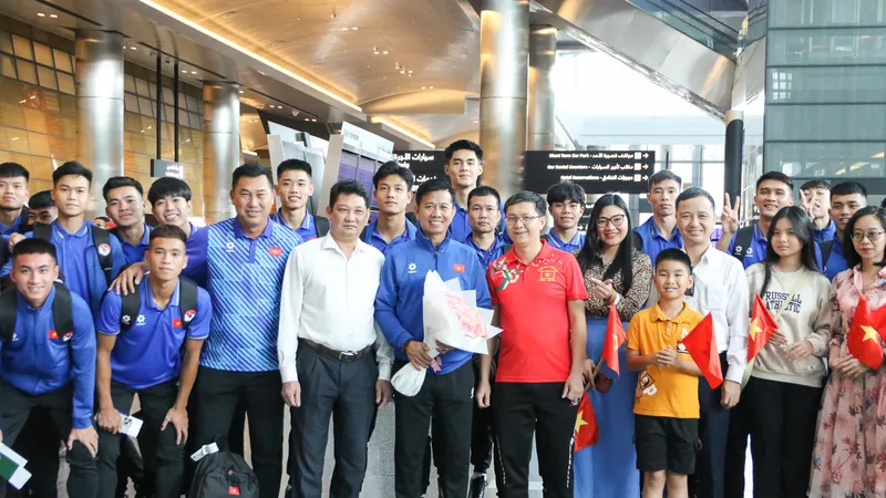 Đại diện Đại sứ quán Việt Nam và Cộng đồng người Việt Nam tại Qatar đã ra sân bay chào mừng đội tuyển U23 Việt Nam