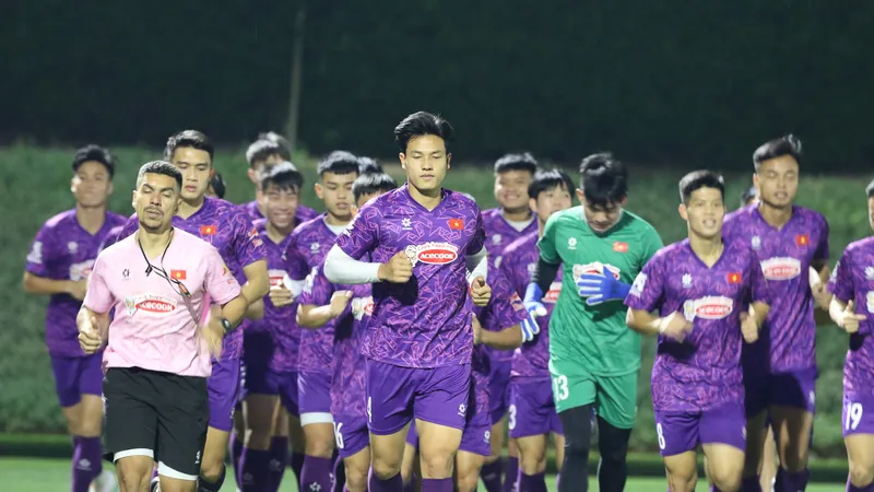 Các cầu thủ trên sân tập tối 8-4