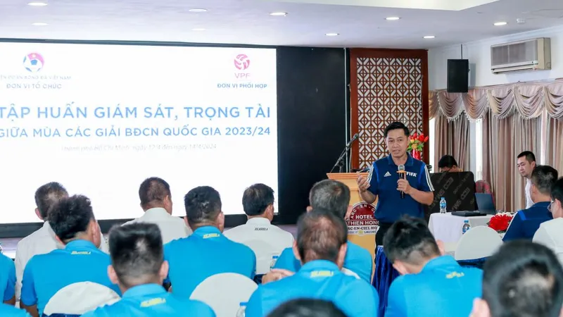 Trưởng Ban trọng tài LĐBĐ Việt Nam, ông Đặng Thanh Hạ phát biểu khai mạc lớp tập huấn