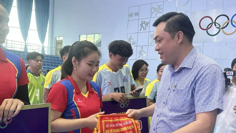 BTC tặng cờ lưu niệm cho các đoàn VĐV về tham dự Giải vô địch Bóng chuyền nam - nữ tỉnh Bình Dương năm 2024