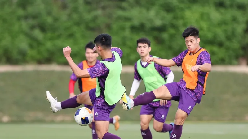 U23 Việt Nam trên sân tập chiều 13-4. Ảnh: ĐOÀN NHẬT