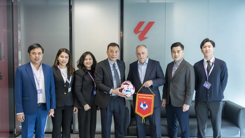 Đoàn công tác LĐBĐ Việt Nam trao tặng bóng và cờ lưu niệm đến Chủ tịch LaLiga Javier Tebas