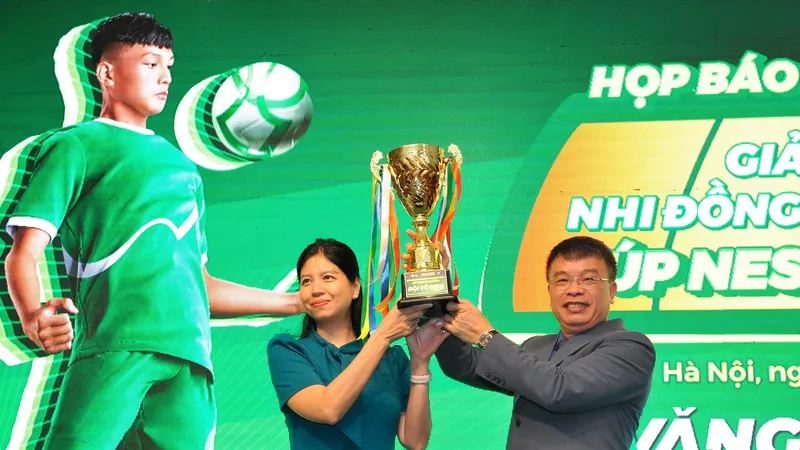 Nhà báo Nguyễn Phan Khuê và bà Trần Thanh Vân giới thiệu chiếc Cúp của giải đấu