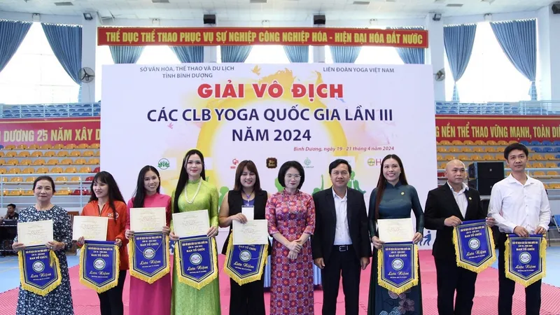 Bà Đặng Thị Hồng Nhung (thứ 5 từ phải qua) - Phó Chủ tịch Yoga Việt Nam và ông Bùi Hữu Toàn (thứ 4 từ phải qua) - Giám đốc Sở VH-TT&DL tỉnh Bình Dương tặng quà tri ân của BTC giải cho các đơn vị tài trợ, đồng hành cùng giải.