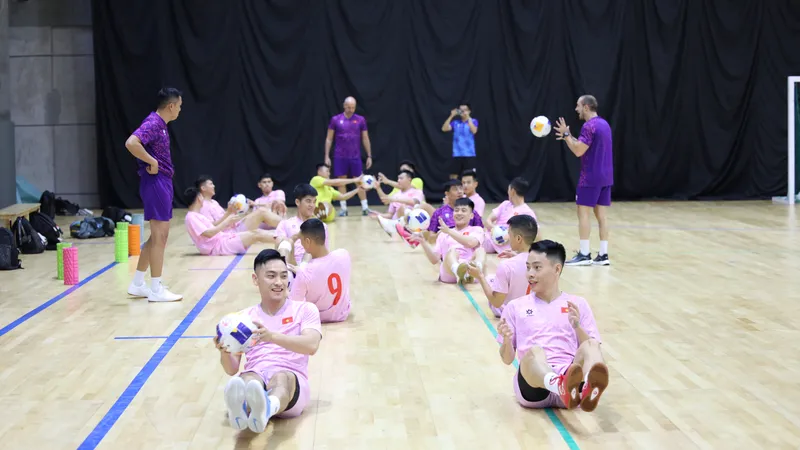 Các tuyển thủ futsal Việt Nam trên sân tập sáng 20-4