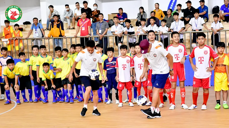 Một buổi giao lưu giữa các cầu thủ Bình Định với các cầu thủ trẻ đất võ