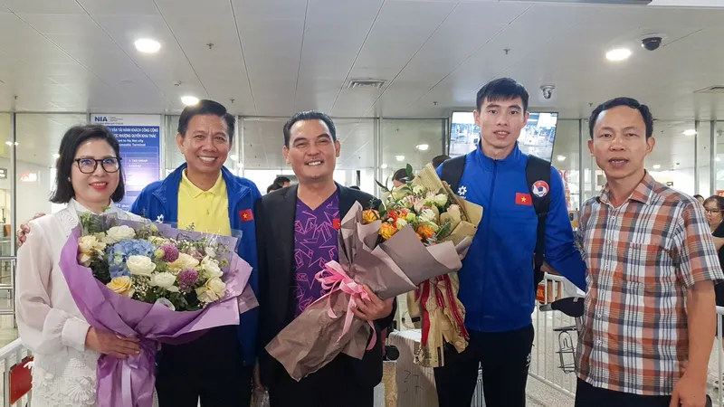 Lãnh đạo LĐBĐ Việt Nam ra sân bay đón đội tuyển U23 Việt Nam.