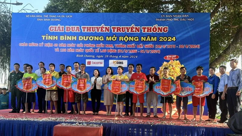 Ban tổ chức chúc mừng và trao cờ lưu niệm đến đại diện các đội tham dự cuộc đua