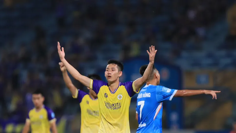 Niềm vui của Hai Long, tác giả của cả 2 bàn thắng cho Hà Nội FC. Ảnh: MINH HOÀNG