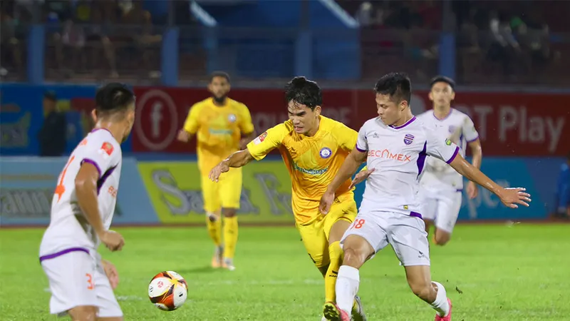 Cuộc so tài ở lượt đi với chiến thắng 2-0 nghiêng về các cầu thủ B.Bình Dương