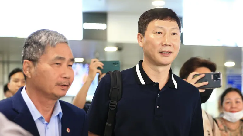 Ông Dương Nghiệp Khôi, TTK VFF cùng HLV Kim Sang-sik tại sân bay Nội Bài