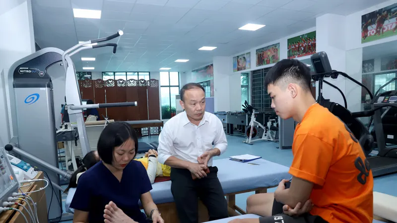 Đình Bắc đang đang được kiểm tra chấn thương tại Trung tâm đào tạo bóng đá trẻ Việt Nam (VFF)