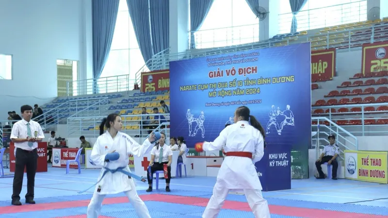 Các VĐV thi đấu tranh tài ở nội dung Kumite cá nhân nữ 40kg