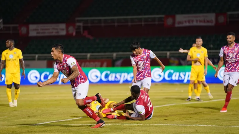 Niềm vui của Patinõ sau bàn mở tỷ số cho CLB TPHCM. Ảnh: DŨNG PHƯƠNG
