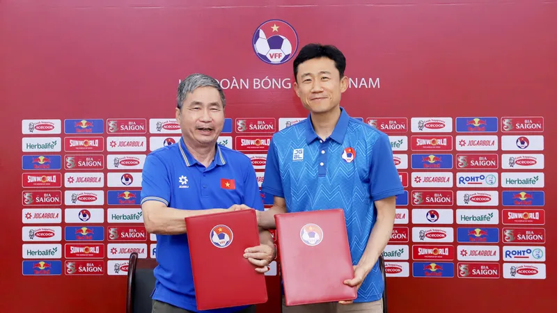 Tổng thư ký VFF, ông Dương Nghiệp Khôi và trợ lý Choi Won Kwon tại buổi ký hợp đồng chiều 9-5