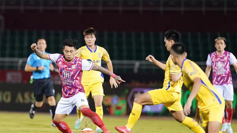 Cuộc so tài ở trận lượt đi trên sân Thống Nhất với phần thắng 1-0 nghiêng về CLB TPHCM