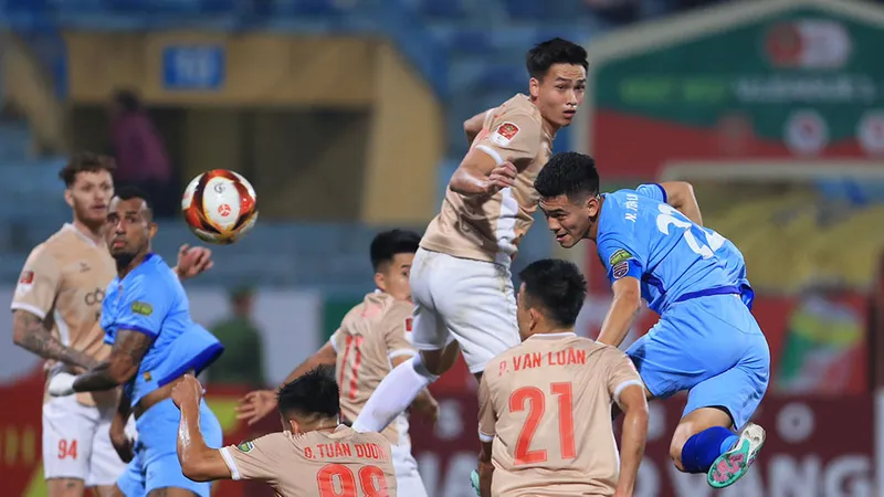 Cuộc so tài trong trận lượt đi trên sân Hàng Đẫy với tỷ số 3-0 nghiêng về CAHN