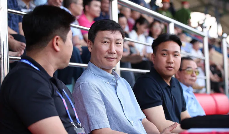HLV Kim Sang Sik cùng các trợ lý đến sân Thiên Trường theo dõi trận Nam Định - B.Bình Dương